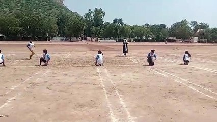गर्मी के बावजूद मैदान पर डटे रहे खिलाड़ी
