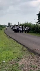 स्कूल दूर,शिक्षा की गारंटी,लेकिन सुरक्षा खतरे में,मनचले करते हैं छेड़छाड़