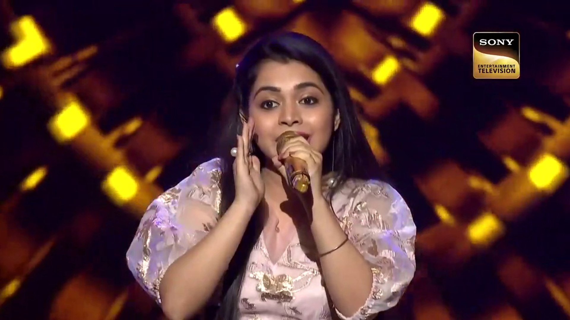 Indian Idol season 13_Mujhe Naulakha_ गाने पर Sayli की Melodious Performance _ Indian Idol Season 12