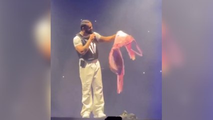 Drake reçoit un soutien-gorge géant… de la part de son père
