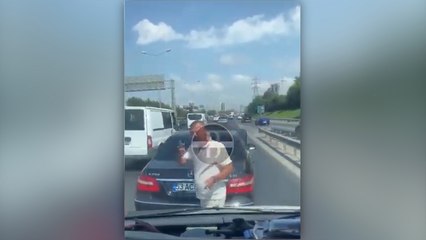 Tải video: Ambulansın önünü kesti, içinde hasta var mı öğrenmek istedi