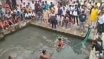 कुण्ड के पानी में डूबने से दो युवकों की मौत