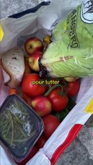 ils distribuent des paniers repas de 7kg aux étudiants 