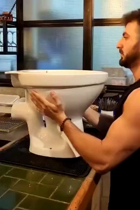 Você tomaria? Restaurante em Israel serve sorvete de chocolate em privada e vídeo viraliza
