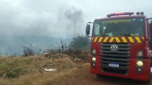 Corpo de Bombeiros combate incêndio em grande área de vegetação