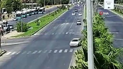 İki otomobilin çarpıştığı feci kaza kamerada: 1'i bebek 5 yaralı