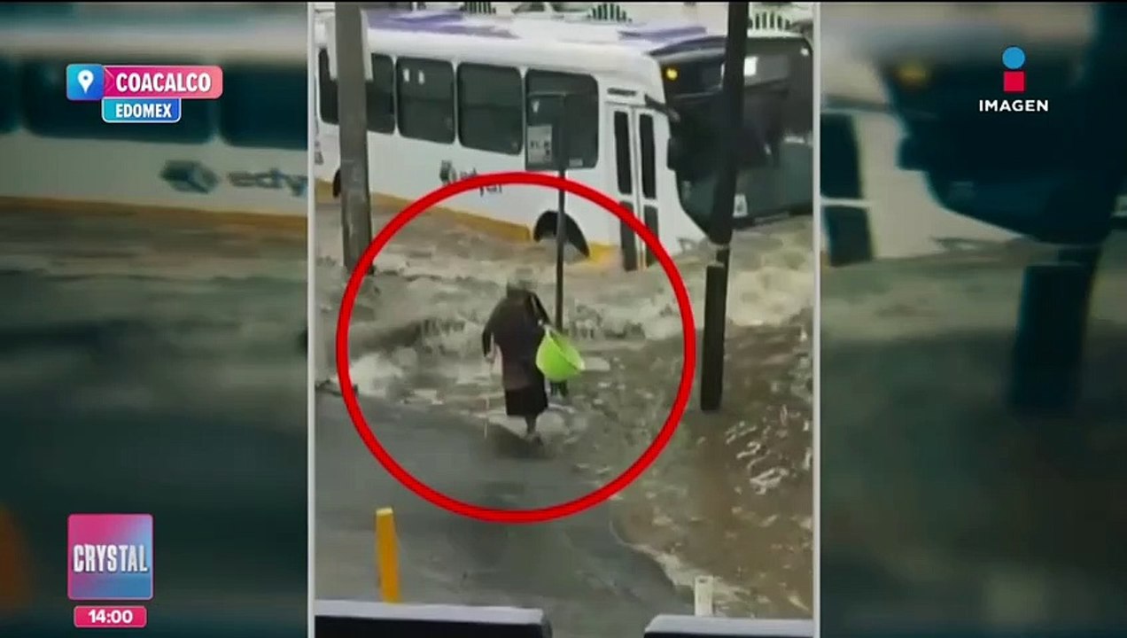 Corriente derriba a mujer de la tercera edad en Coacalco