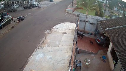 Câmera flagra carro furando preferencial e atingido moto em Apucarana