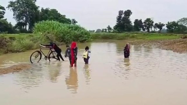 मुंगेर: पुल के लिए वर्षों से तरस रहे इस गांव के लोग, जान जोखिम में डालकर पार करते नदी, देखें रिपोर्ट