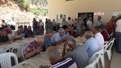 Télécharger la video: Le maire d'Antalya Muratpaşa, Ümit Uysal, a distribué l'ashura dans le village d'Ovacık