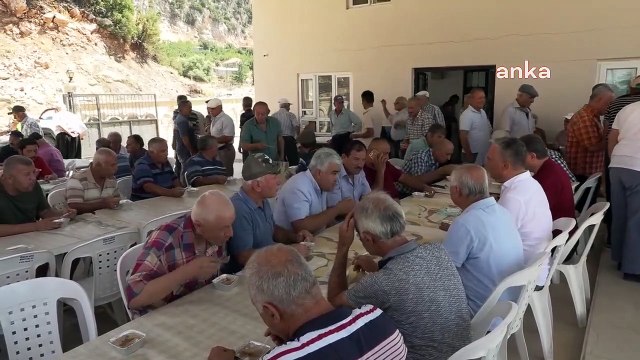 Le maire d'Antalya Muratpaşa, Ümit Uysal, a distribué l'ashura dans le village d'Ovacık