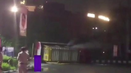 CNG सिलेंडर से भरा ट्रक पलटा, गैस लीक होने से सहमे लोग और फिर..