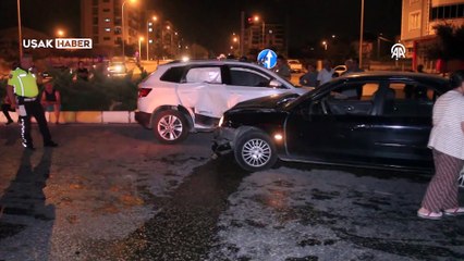 Uşak'ta iki otomobilin çarpıştığı kazada 3'ü çocuk 5 kişi yaralandı