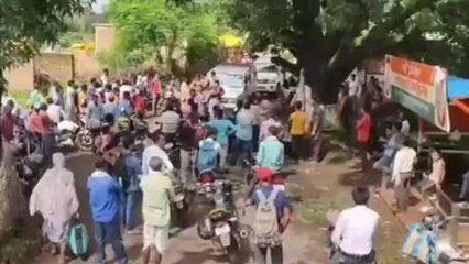 मूलभूत सुविधाओं से वंचित ग्रामीणों ने किया चक्का जाम, स्कूलीय छात्र परेशान