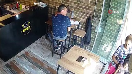 Saniyeler içinde cep telefonunu böyle çaldı...