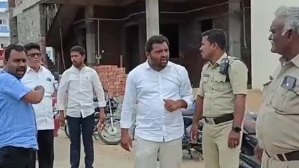 కడప జిల్లా: పోలింగ్ కేంద్రం ఘర్షణ.. చెదరగొట్టిన పోలీసులు