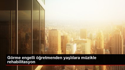 Görme engelli müzik öğretmeni yaşlılara müzik dinletisi sunuyor
