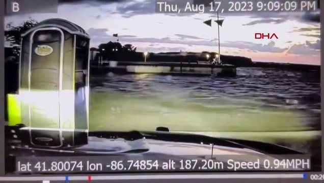 La police a suivi une cabine de toilettes portables à la dérive par des vents violents aux États-Unis