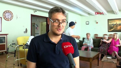 Un professeur de musique malvoyant propose un concert de musique aux personnes âgées