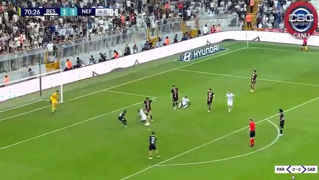 Muleka attı Azerbaycanlı spiker gündem oldu