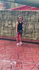 Les montagnes russes trempent le spectateur posant