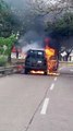 Vehículo arde en llamas en plena vía pública en Santa Cruz