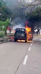 Vehículo arde en llamas en plena vía pública en Santa Cruz