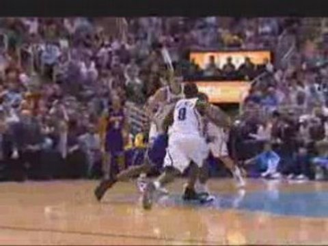 Kobe Bryant drives the lane and brings it to the hole