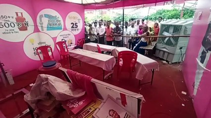 फूड पैकेट नहीं मिलने पर हंगामा, इस कदर हुई कूपनों की लूट