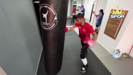 Kick boksta milli hayalini kilometrelerce yol katederek gerçek kıldı