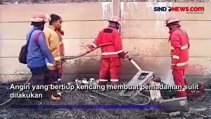 Puluhan Lapak Barang Bekas Pemulung di TPST Bantar Gebang Dilalap Api