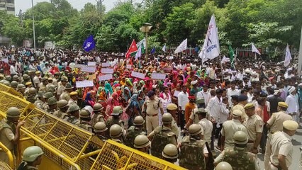 Video...गांव यूडीए में शामिल होने पर विरोध, आदिवासियों का कलक्ट्रेट पर प्रदर्शन