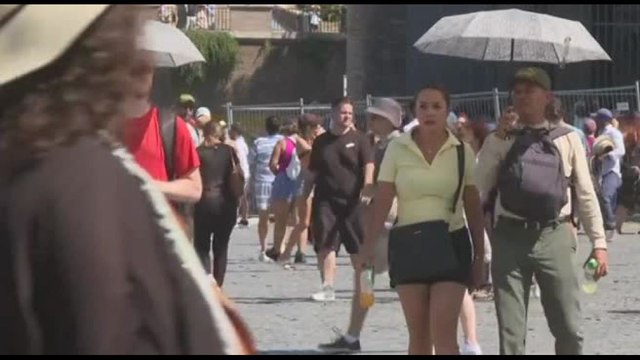 Weekend bollente con Nerone, turisti sfidano il caldo a Roma