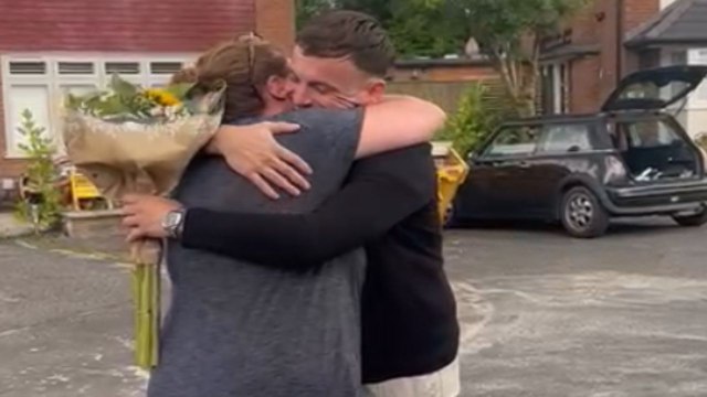 Son surprises mother heartwarmingly with a bouquet after 8 months of traveling *Heartfelt Reunion*