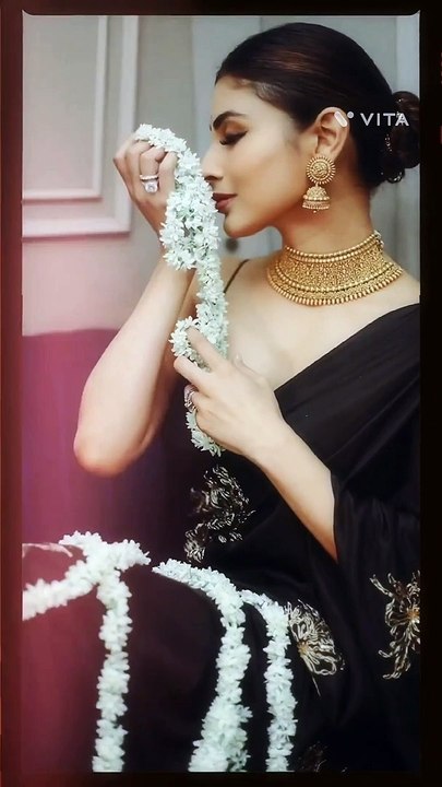 Mouni Roy in a classy black and gold saree ❤️❤️❤️