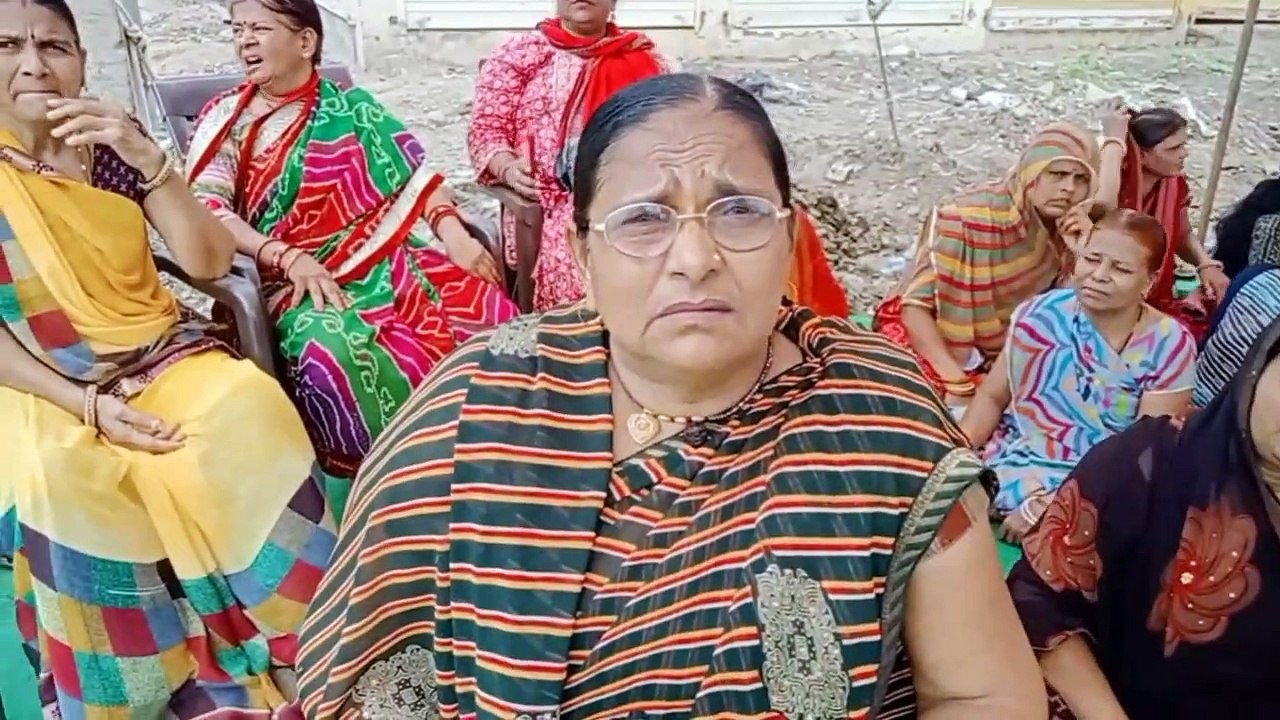 उच्च जलाशय पर चढ़े युवक ,पूड़ी सब्जी बनवाई और  धरने पर बैठ गए कॉलोनीवासी