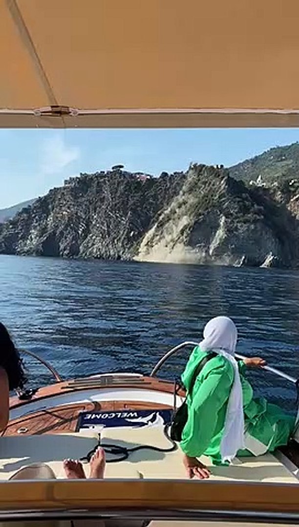Cinque Terre, la frana in mare ripresa dai turisti - Video Dailymotion