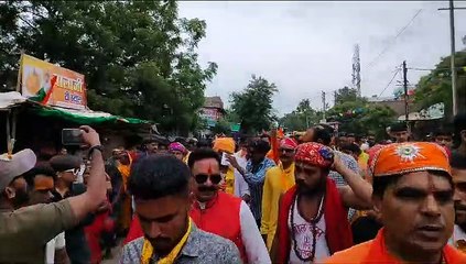 शहर में नौवें वर्ष निकली विशाल कावड़ यात्रा, १0 किलोमीटर पैदल चल किया भोले का अभिषेक