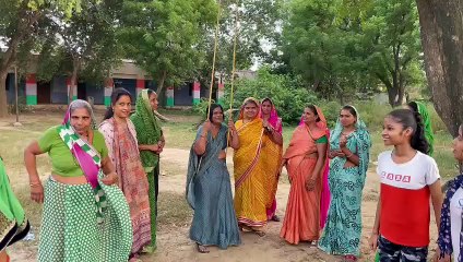 हरियाली तीज पर सखियों संग झूले की परम्परा को किया जीवंत ... देखें वीडियो ....