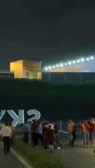 Galatasaray ve Trazbzonspor'lu taraftarlar, maç başlamadan önce birbirlerine girdiler