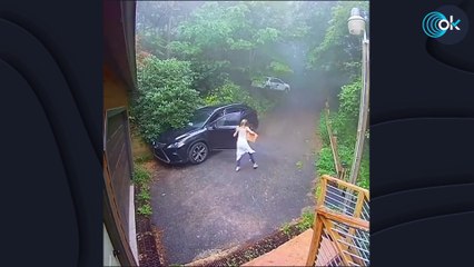 Un oso sorprende a una mujer saliendo de su coche