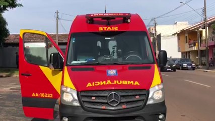 Carro bate contra imóvel e derruba poste no Bairro Alto Alegre