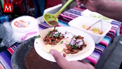 Captan a Karol Sevilla, supuesta novia de Emilio Osorio, vendiendo tacos en la calle