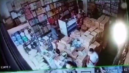 VÍDEO: homens armados rendem cliente e roubam R$ 80 mil de loja atacadista