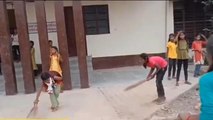 रीवा: झाड़ू लगाते दिखाई दे रही कन्या छात्रावास की छात्राएं, VIDEO वायरल