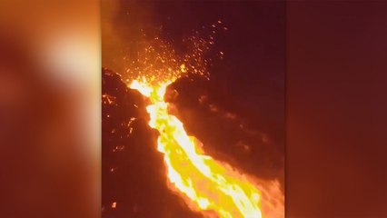 İzlanda’dadan sıcak görüntüler:  İHA lav nehri üzerinde uçtu