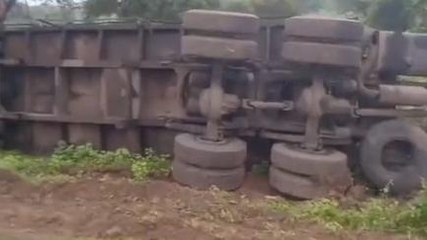 झाबुआ: तेज रफ्तार ट्रोला धमाके के साथ पलटा,चीख पुकार से दहल उठा इलाका