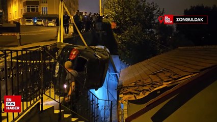Zonguldak'ta silahlı saldırıdan kaçarken kaza yaptı: Evin çatısına düştü