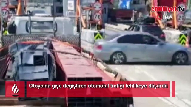 Otoyolda gişe değiştiren otomobil trafiği tehlikeye düşürdü