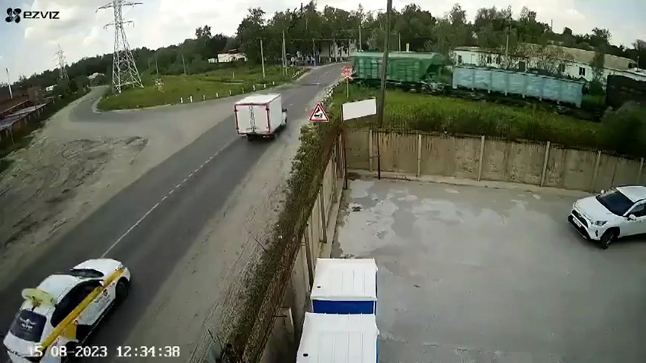 Tu ne passeras pas... Train VS Camion